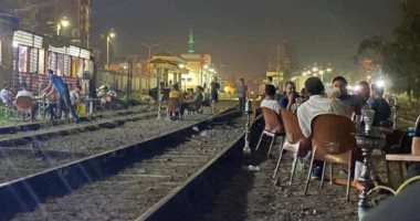 غلق مقهى يضع الكراسي على شريط السكة الحديد في مدينة فوه بكفر الشيخ