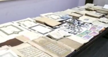 الداخلية: ضبط قطع ومخطوطات أثرية بحوزة شخص فى القاهرة.. صور