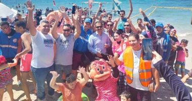 صور.. شاطئ المندرة المجانى يستقبل 500 شخص من ذوى الهمم وسط فرحة الأطفال