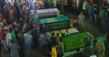 صور.. أهالى قرية بهنباي يشيعون جثامين 8 أشخاص من أسرة واحدة لقوا مصرعهم فى حادث