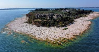  بسبب التغيرات المناخية.. اكتشاف شاطئ صخري جديد فى إيطاليا