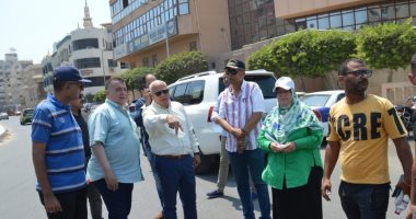 محافظ بورسعيد يتابع سير العمل في تطوير شوارع ومناطق حي الزهور.. صور