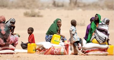 الجفاف والإرهاب يفاقمان معاناة الصوماليين.. الداخلية تحذر مليشيات الشباب من عرقلة إيصال مساعدات المتضررين.. والأمم المتحدة تضخ 10 ملايين دولار.. وتؤكد: المجاعة تهدد 22 مليون شخص بالقرن الأفريقى والأزمة لن تنتهى