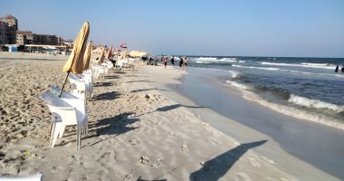 شواطئ الإسكندرية ترفع الراية الصفراء.. وتحذيرات من أمواج العجمى (صور)