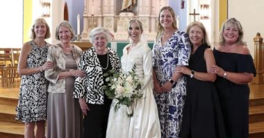 8 عرائس فى عائلة واحدة يرتدين نفس فستان الزفاف خلال 72 عاما