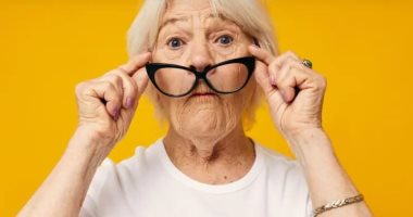 5 مشاكل في العين مرتبطة بالعمر قد يعاني منها كبار السن
