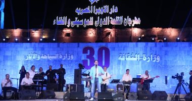 مدحت صالح يُحيي حفلا كامل العدد بمهرجان القلعة ويقدم أشهر أغانيه