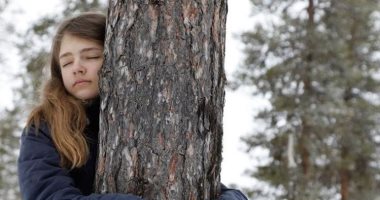 آنى لانكيلا تُتوج ببطولة العالم الثالثة لمعانقة الأشجار.. صور