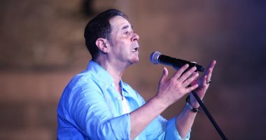 مدحت صالح يفتتح حفل مهرجان القلعة بأغنية "برمى السلام" ويرقص مع الجمهور