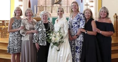 تراث العيلة فى الفرح.. 8 عرائس يرتدين نفس فستان الزفاف خلال 72 عاما