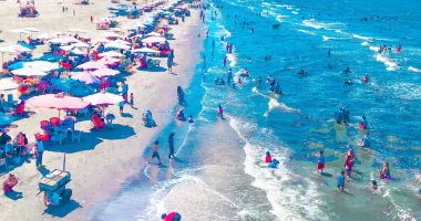شاطئ بورسعيد كامل العدد والمواطنون يستمتعون بالأجواء الصيفية.. صور