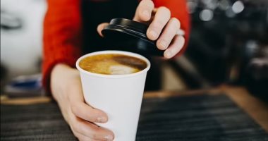 دراسة جديدة تحذر: شرب القهوة الساخنة يزيد من خطر الإصابة بسرطان المريء