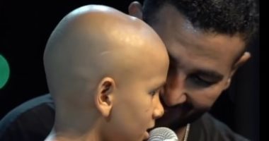 أحمد سعد يغنى مع طفل مريض بالسرطان ويؤكد: أضاف حالة جميلة للحفل