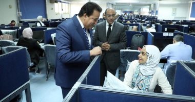وزير الصحة يتفقد الامتحانات التحريرية للأطباء الملتحقين بالزمالة المصرية