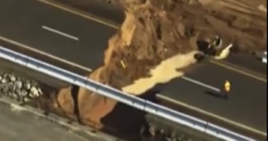 الفيضانات الموسمية تدمر الطريق السريع بين كاليفورنيا وأريزونا.. فيديو 