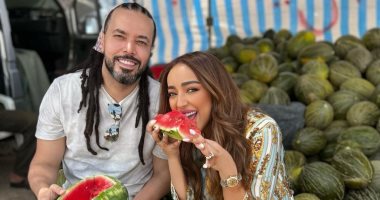 عبد الفتاح الجرينى يستمتع مع زوجته جميلة البدوى بتناول البطيخ فى شهر العسل 