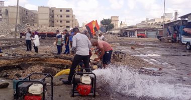 إصلاح كسر خط مياه الشرب الرئيسى ببورسعيد تمهيدًا لإنهاء أزمة الانقطاع.. صور