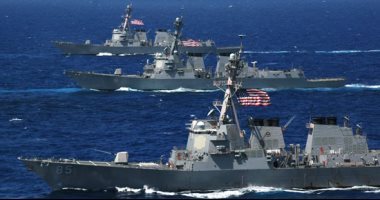 تقارير إعلامية: البحرية الأمريكية تجرى عملية إنزال وتحرر سفينة فى خليج عدن