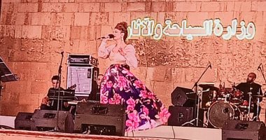 لينا شاماميان تبدأ حفل مهرجان القلعة بأغنية "لسوريا السلام"