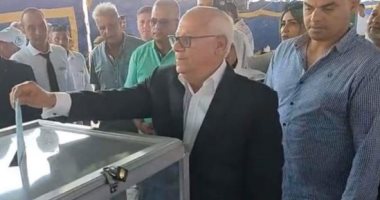 محافظ بورسعيد يدلى بصوته فى انتخابات النادى المصرى