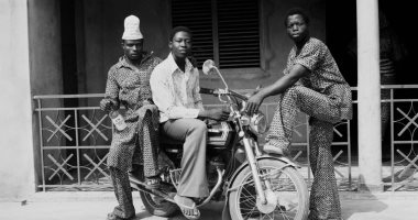 أفريقيا القرن العشرين.. لقطات فوتوغرافيا تظهر صيحات الموضة الاستثنائية