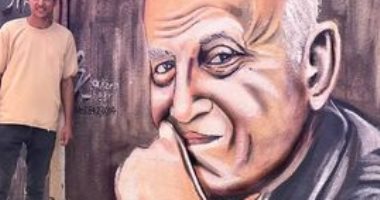 "كريم" يعبر عن تقديره للدكتور مجدى يعقوب بجدارية فنية من بلطيم
