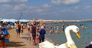 آخر أيام الصيفية.. إقبال كبير على الشواطئ مع رفع الراية الصفراء بشواطئ الإسكندرية