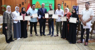 رئيس جامعة المنوفية يسلم الطلاب العرب شهادات التدريب العملى
