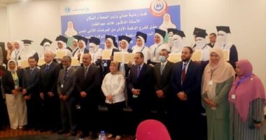 محافظ شمال سيناء يشهد حفل تخرج الدفعة الأولى من الممرضات القابلات بشمال سيناء