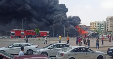 نشوب حريق هائل فى سيارة نقل بمدينة السلام بالسويس
