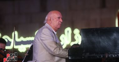 عمر خيرت يحيى حفلاً موسيقيًا بأحد نوادى أكتوبر يوم 23 سبتمبر