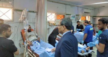 رئيس جامعة سوهاج يتابع مصابي حادث طريق أخميم ووفاة 2 وإصابة 31.. صور