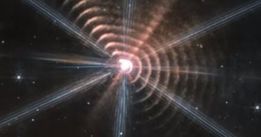 تلسكوب جيمس ويب الفضائى يلتقط حلقات غريبة حول نجم بعيد