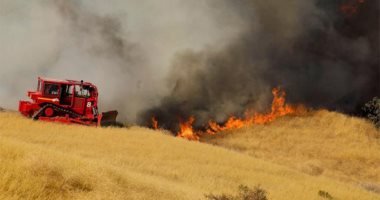 كاليفورنا تحت خط النار.. فرض حالة الطوارئ وإجلاء المواطنين بسبب حرائق الغابات