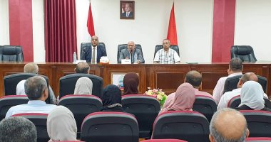 محافظ بورسعيد يجتمع بقيادات التعليم ويناقش إجراءات استقبال العام الدراسى الجديد