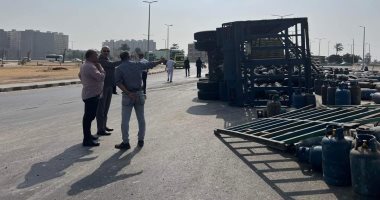 انقلاب سيارة نقل كبيرة محملة بالأنابيب في مدينة ناصر بأسيوط دون خسائر بشرية