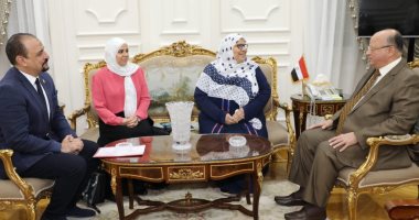 محافظ القاهرة يستقبل نجلاء محمد الحاصلة على وسام الاستحقاق من رئيس الجمهورية