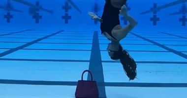 امرأة تسير "بالمقلوب" داخل حمام السباحة على طريقة الريد كاربت.. فيديو