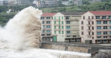اليابان: رياح عاتية تعصف بمجموعة من الجزر أثناء مرور إعصار مويفا وتحركه نحو الصين