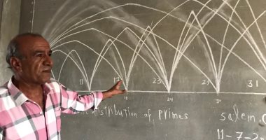 معلم خبير فى شمال سيناء يضع الحلول لمسائل رياضيات حيرت المتخصصين.. فيديو وصور