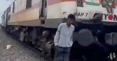 نجاة مراهق هندى بأعجوبة بعد أن صدمه قطار.. اعرف التفاصيل