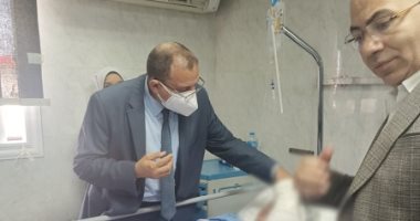 رئيس جامعة بنى سويف يطمئن على صحة موظفة بعد تعرضها لحادث أليم
