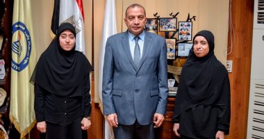 رئيس جامعة بنى سويف يلتقى الطالبتين حنان وليلى ويعفيهن من المصروفات الدراسية
