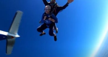 بتحب المخاطرة.. مسنة أمريكية تحتفل بعيد ميلادها الـ91 بقفز المظلات "فيديو"