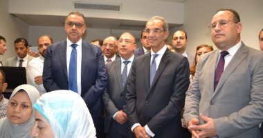 وزير الاتصالات ورئيس جامعة الإسكندرية يتفقدان وحدة التشخيص عن بعد بمستشفى سموحة الجامعى