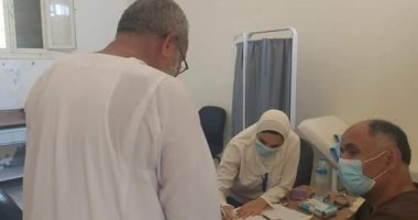 حياه كريمة.. الكشف على 236 مواطنا خلال قافلة طبية بقرية الحمراوين بالقصير
