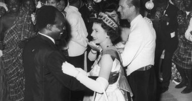 الملكة إليزابيث فى أفريقيا.. صور نادرة لبث إذاعى ورقصة مع نكروما