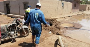 إصلاح كسر مفاجئ لخط المياه فى قرية أبو سمبل بأسوان