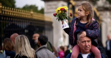 البريطانيون يضعون الزهور أمام قصر باكنجهام للتعازى في الملكة إليزابيث.. صور