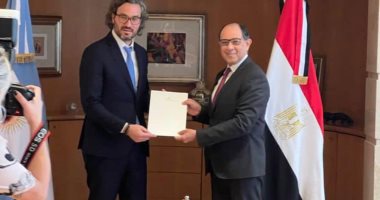 سفير مصر لدى بوينس أيرس يسلم الأرجنتين دعوة الرئيس السيسي للمشاركة بـcop27